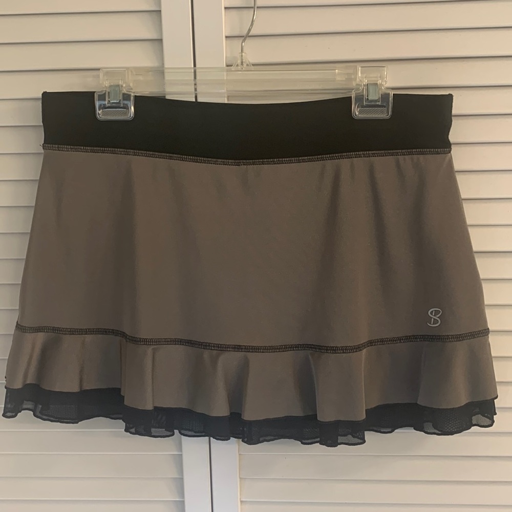 Sofibella tennis skirt, size L. Mocha and black with attached shorts underneath.